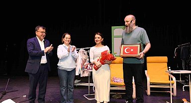 Altıeylül'de tiyatro dolu gece