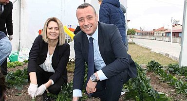 Altıntaş Zafer İlkokulu Tarım Atölyesinin ilk hasadı ıspanak oldu