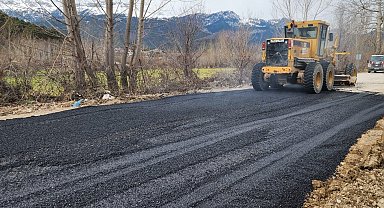 Andırın'da yoğun yağışlar nedeniyle bozulan yola sıcak asfaltla tamir