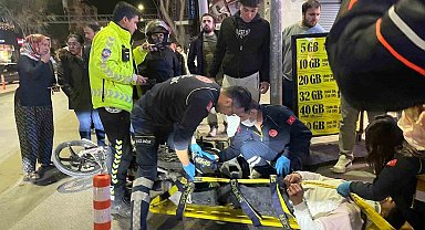 Aniden duran otomobile motosiklet çarptı: 1 yaralı