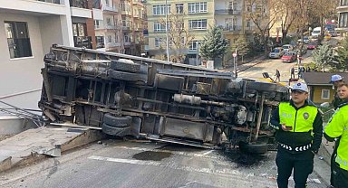 Ankara'da devrilen kamyonet güvenlik kamerasına yansıdı