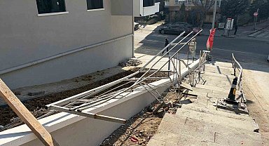 Ankara'da kamyonet devrildi: 1 yaralı