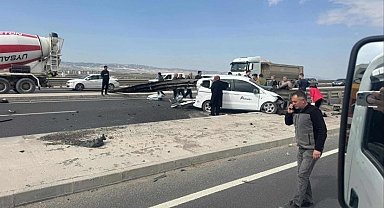 Ankara'da korkutan kaza: Otomobil bariyerlere ok gibi saplandı