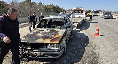 Ankara'da seyir halindeyken yanan otomobil kullanılamaz hale geldi