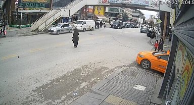 Ankara'da yolun karşısına geçmeye çalıştığı sırada otomobil çarpan çocuk ağır yaralandı