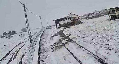 Ankara'nın yüksek kesimlerine kar yağdı