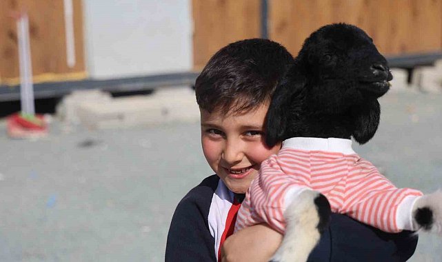 Annesi doğumda telef olan 'Boncuk' kuzu, elbisesi ve biberonuyla ilgi odağı oldu