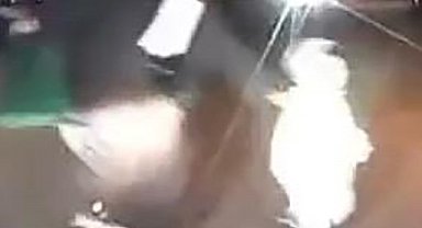 Annesinin elinden kaçıp yola koşan çocuk kazadan kurtuldu