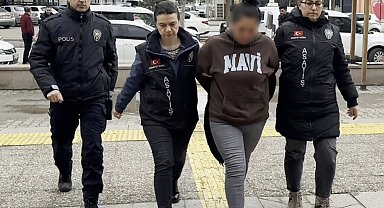 Annesinin sevgilisini bıçaklayan genç ve polise tokat atan annesi adliyede