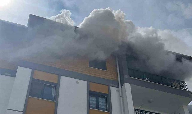 Antakya'da alevlere teslim olan ev kullanılmaz hale geldi