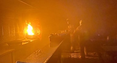 Antakya'da kızartma makinesinden çıkan yangında dönercide alevler yükseldi