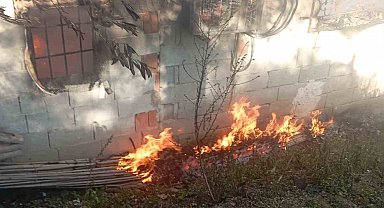 Antakya'da müstakil ev alevlere teslim oldu