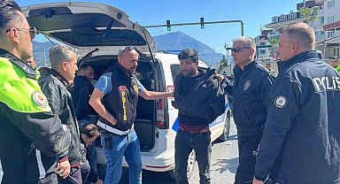 Antalya'da ehliyetsiz sürücü ortalığı birbirine kattı: 357 bin lira ceza yedi