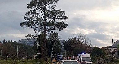 Antalya'da kamyonetin kasasından düşen kadın hayatını kaybetti