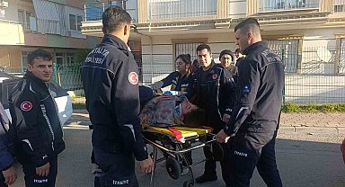 Antalya'da otomobil elektrik direğine çarptı: 3 yaralı