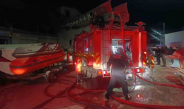 Antalya'da tekne imalathanesinde yangın