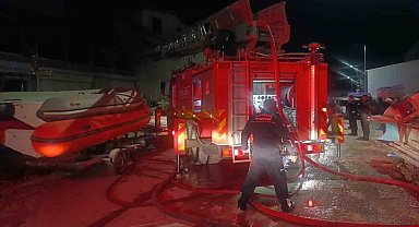 Antalya'da tekne imalathanesinde yangın