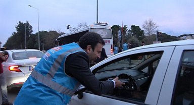 Antalya'da trafikte kalan vatandaşlara "İftara 5 Kala" sürprizi