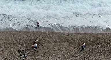 Antalya'nın yüksek kesimlerinde karla mücadele, sahilinde deniz keyfi