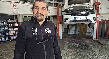 Araç içerisinde sıkışan yavru kediyi tamirhanede çırak sahiplendi