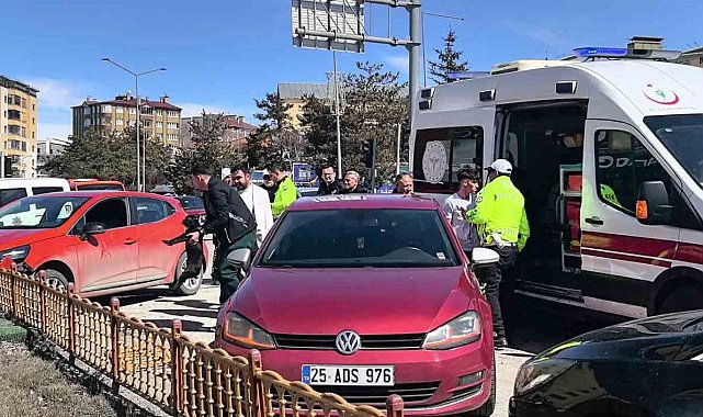 Araç içerisindeki köpek üzerine atlayınca direksiyon hakimiyetini kaybetti