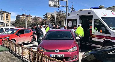 Araç içerisindeki köpek üzerine atlayınca direksiyon hakimiyetini kaybetti