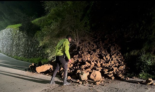 Araç kazayı kıl payı böyle atlattı, heyelanla düşen kayalar yola savruldu