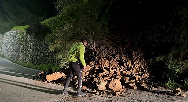 Araç kazayı kıl payı böyle atlattı, heyelanla düşen kayalar yola savruldu