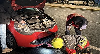 Aracın motoruna giren tilki ekiplerce kurtarıldı