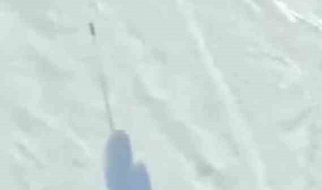 Araklı'nın karlı tepelerinde mahalle arasında snowboard keyfi