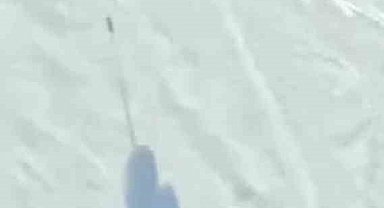 Araklı'nın karlı tepelerinde mahalle arasında snowboard keyfi