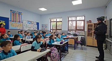 Arama kurtarma köpeği Tipo, öğrencilerin gözdesi oldu