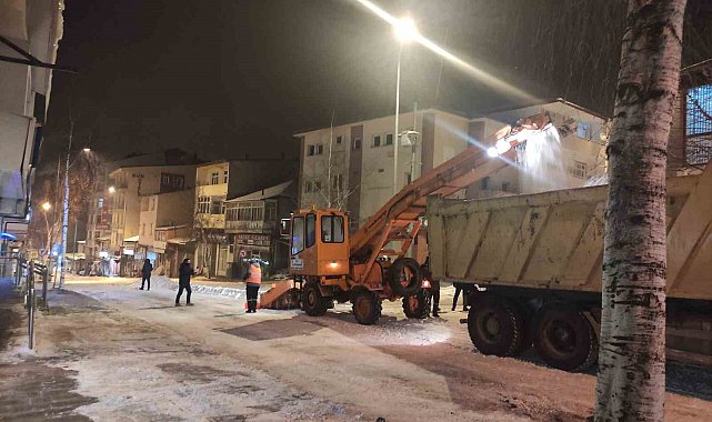 Ardahan Belediyesi karla mücadelesini sürdürüyor