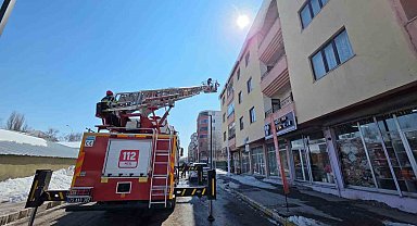 Ardahan'da çatılarda tehlike oluşturan buz sarkıtları temizleniyor