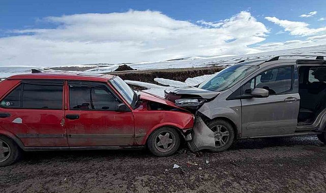 Ardahan'da iki otomobil kafa kafaya çarpıştı: 2 yaralı