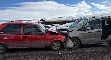 Ardahan'da iki otomobil kafa kafaya çarpıştı: 2 yaralı
