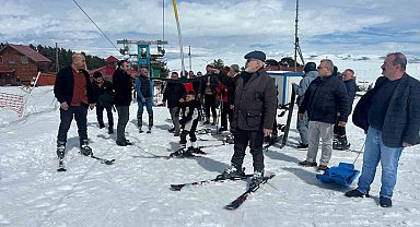 Ardahan'da İl Genel Meclisi üyelerinin kayak keyfi