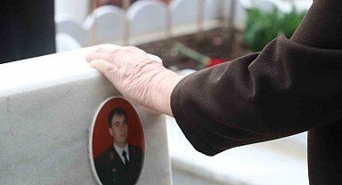 Arefe gününde Cebeci Askeri Şehitliği'ni ziyaret eden aileler şehitlerin kabirleri başında dua etti