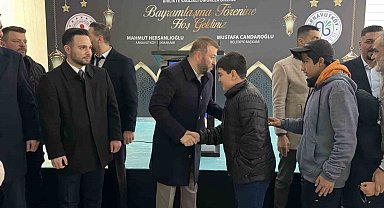 Arnavutköy'de bayram namazı sonrası ilçe protokolü vatandaşlarla bayramlaştı