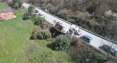 Arnavutköy'de hafriyat kamyonu çayırlık alana uçtu, ağaçların devrildiği alan havadan görüntülendi