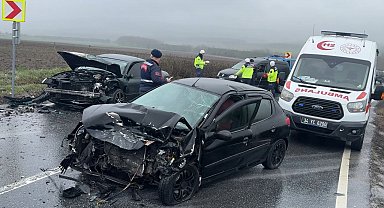 Arnavutköy'de iki araç çarpıştı: 3 kişi yaralandı