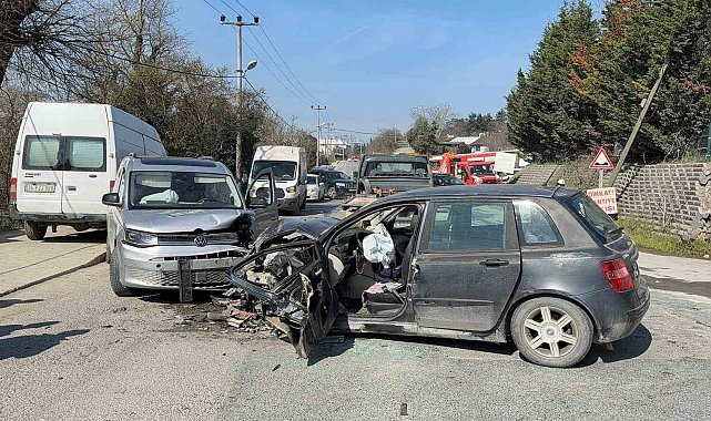 Arnavutköy'de iki otomobil kafa kafaya çarpıştı: 1 ölü, 2 yaralı