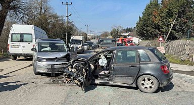 Arnavutköy'de iki otomobil kafa kafaya çarpıştı: 1 ölü, 2 yaralı