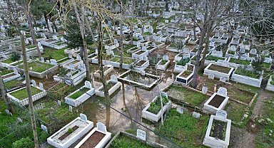Arnavutköy'de mezarlık sular altında kaldı