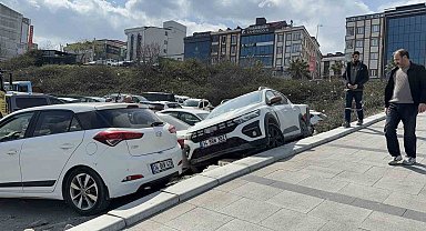 Arnavutköy'de park etmek isterken araçların üzerine çıktı