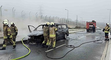 Arnavutköy'de seyir halindeki VIP taksi alev alev yandı