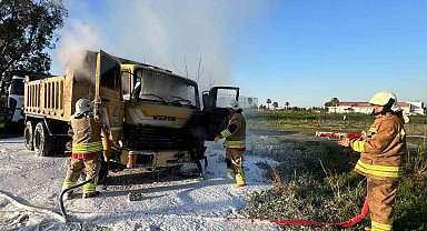 Arsuz'da kamyonet alevlere teslim oldu