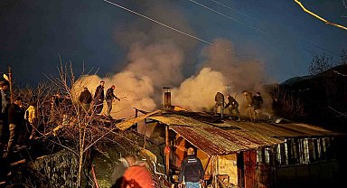 Artvin'de gece yarısı yangın: 1 ev ve odunluk kullanılamaz hale geldi