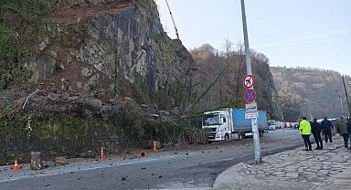 Artvin'de heyelan: Yamaçtan kopan kayalar tırda hasara yol açtı