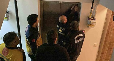 Asansörde mahsur kalanların yardımına itfaiye ekipleri koştu